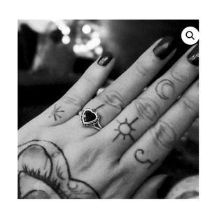 Bloody Mary Metal black heart ring